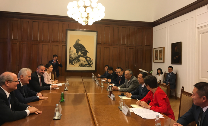  Predsednik Nacionalnog saveta Nikolić uz učešće ambasadora NR Kine Li Mančanga, razgovarao je sa delegacijom provincije Šandong koju predvodi zamenik guvernera Vang Šuđian 